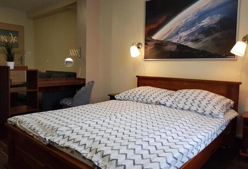 اتاق لوکس, Marcus