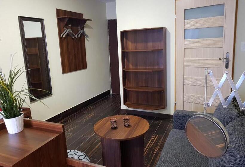 اتاق لوکس, Marcus