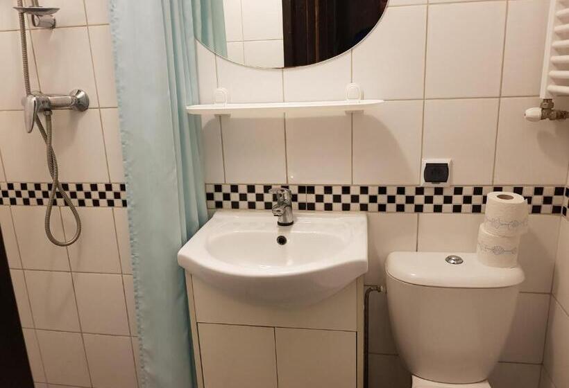 اتاق لوکس سه تخته, Marcus