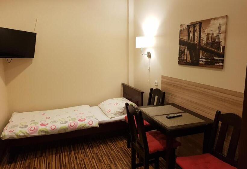 اتاق استاندارد سه نفره, Marcus