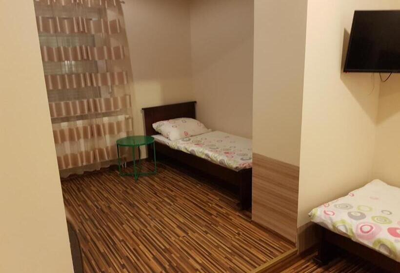 اتاق استاندارد سه نفره, Marcus