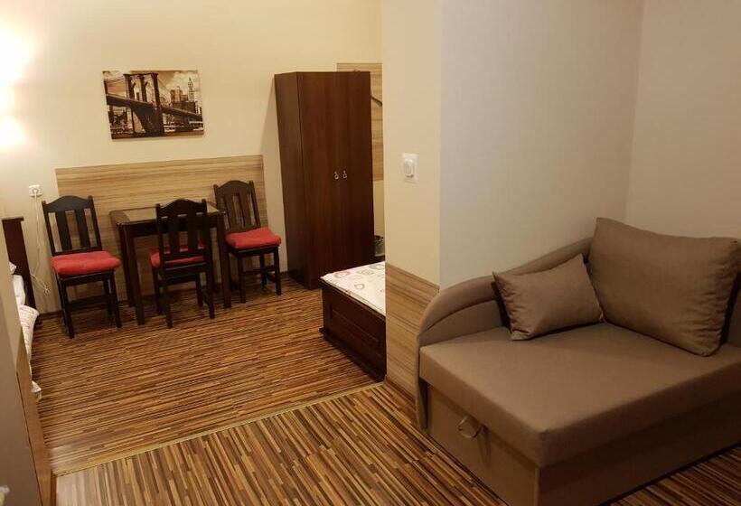 اتاق استاندارد سه نفره, Marcus