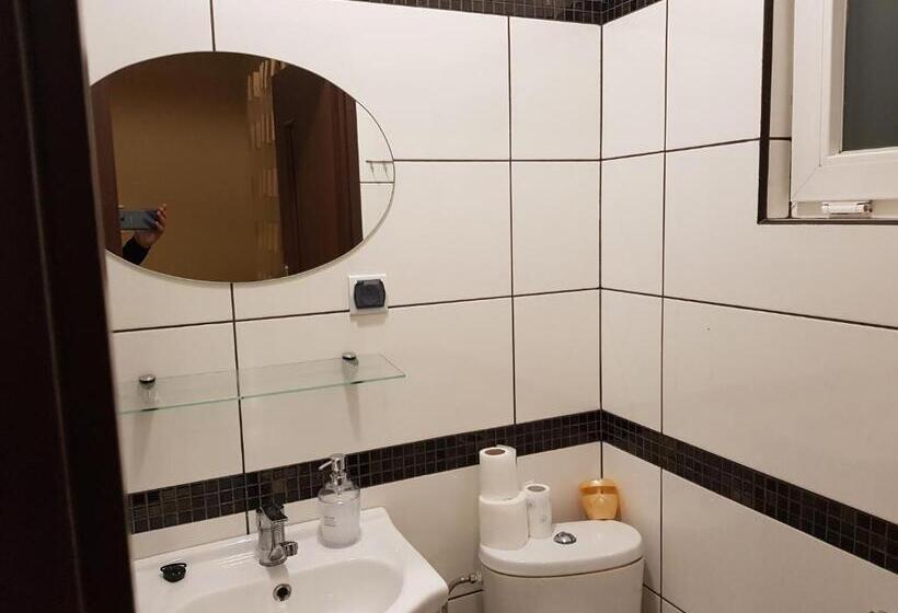 اتاق استاندارد سه نفره, Marcus