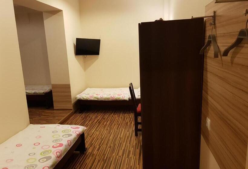 اتاق استاندارد سه نفره, Marcus