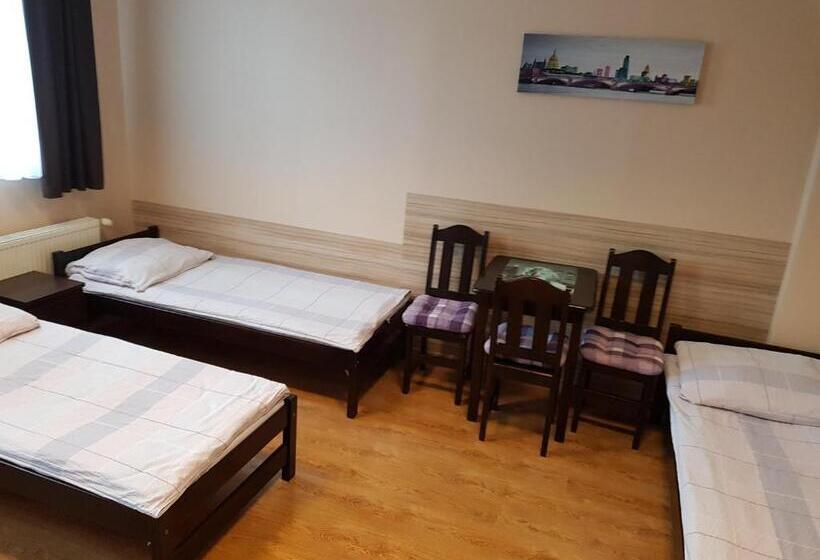 اتاق استاندارد چهار تخته, Marcus