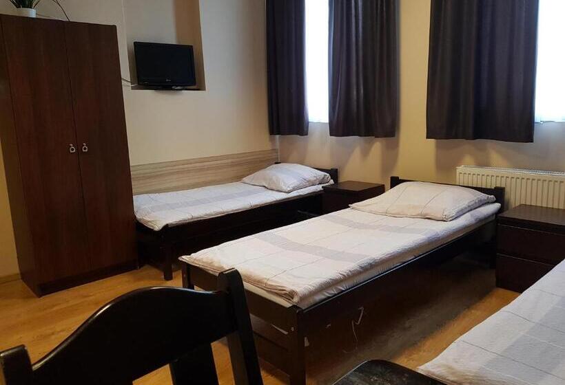 اتاق استاندارد چهار تخته, Marcus