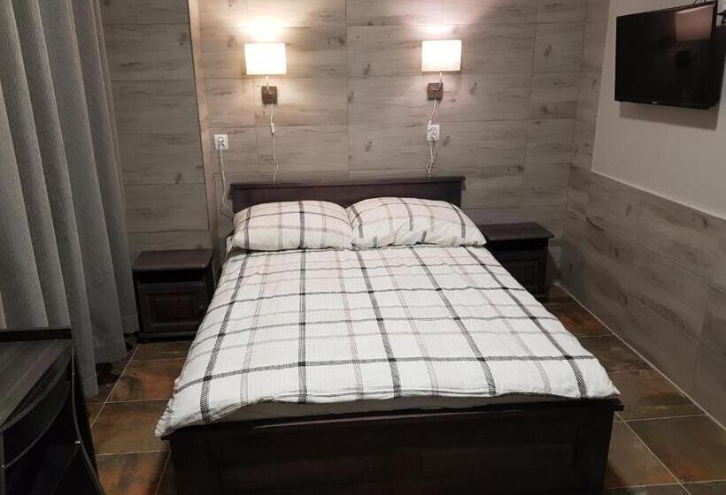 استودیوی لوکس, Marcus