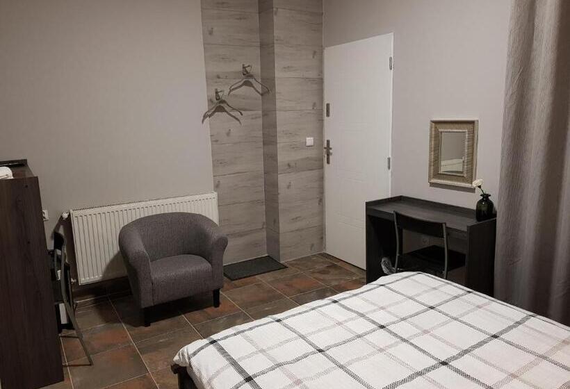 استودیوی لوکس, Marcus