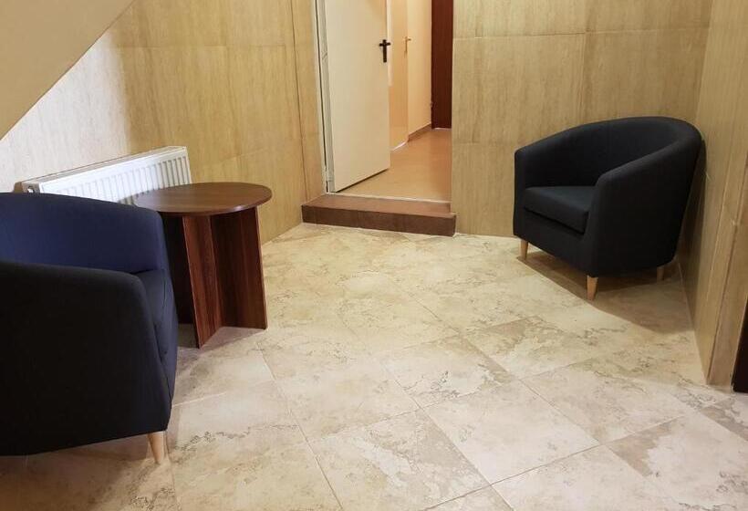 اتاق استاندارد یک نفره, Marcus