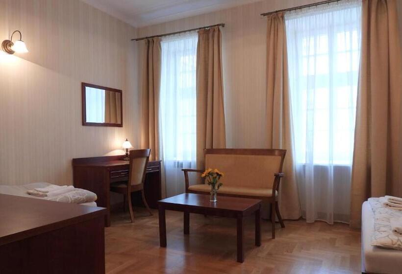 חדר סטנדרט לשלושה, Pokoje Gościnne Pałac W Balicach Instytut Zootechniki Pib