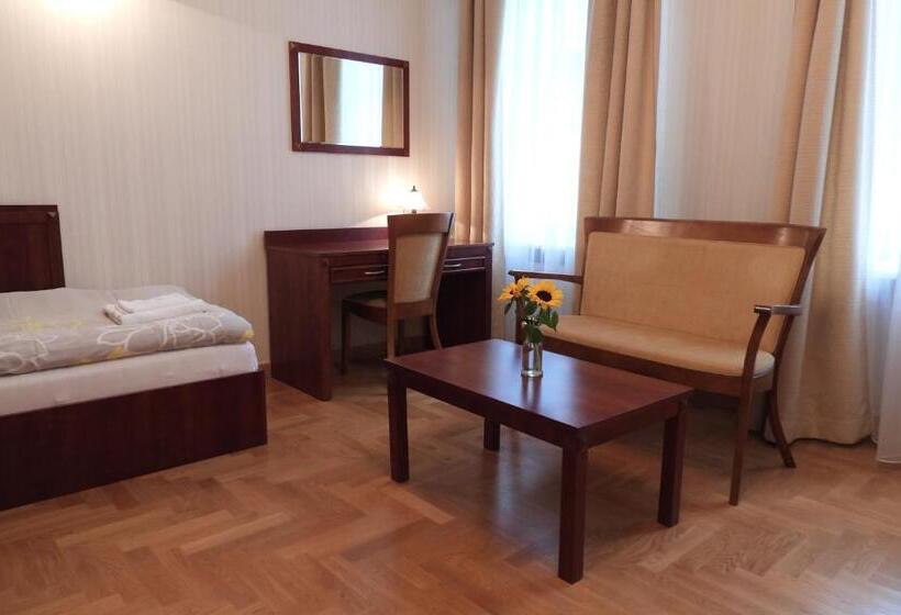 스탠다드 트리플 룸, Pokoje Gościnne Pałac W Balicach Instytut Zootechniki Pib