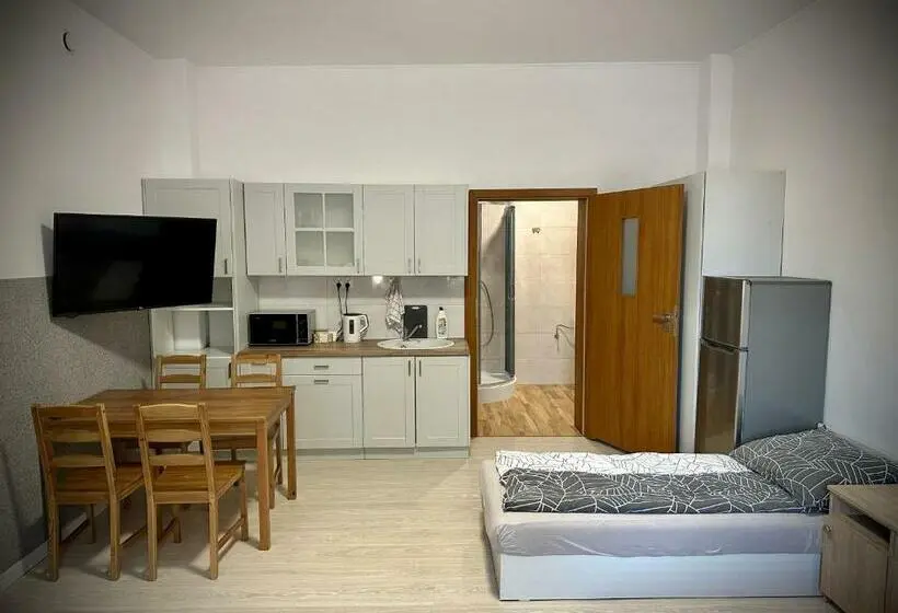 Superior-perhehuone, Hostel Sportowa