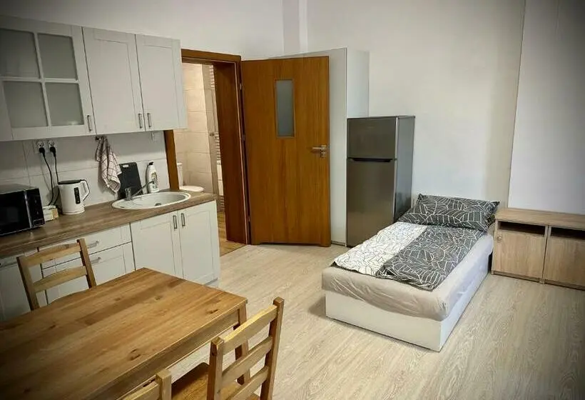 Superior-perhehuone, Hostel Sportowa