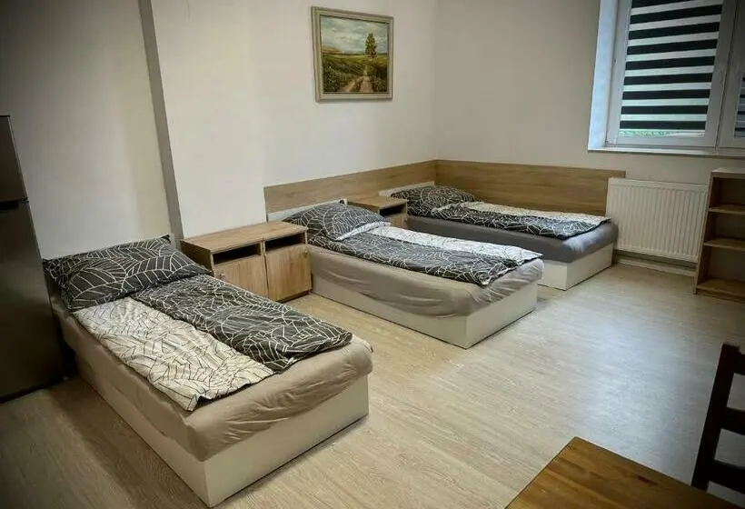 Superior-perhehuone, Hostel Sportowa