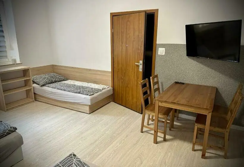 Superior-perhehuone, Hostel Sportowa