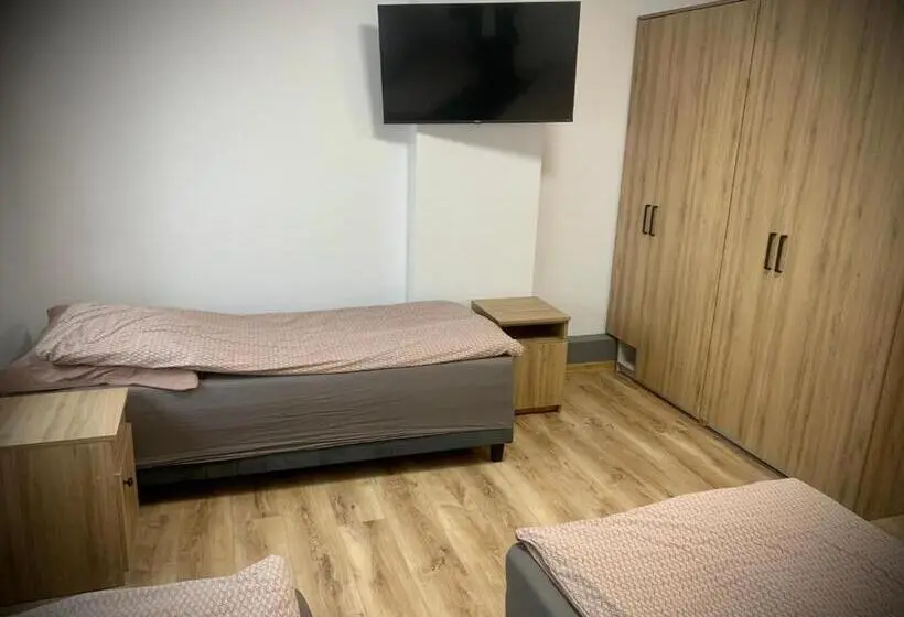Deluxe Kolmen Hengen Huone, Hostel Sportowa