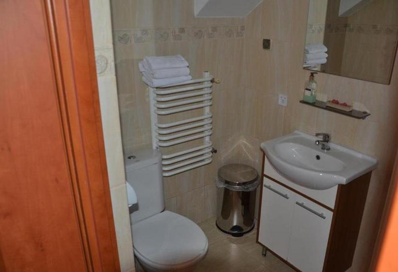 اتاق خانوادگی, Marta