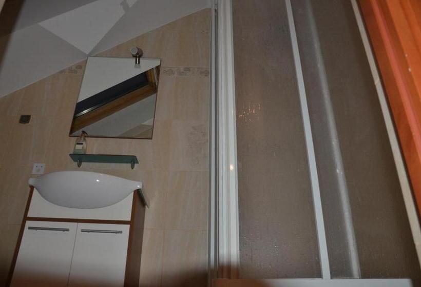 اتاق خانوادگی, Marta