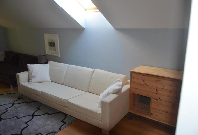 اتاق خانوادگی, Marta