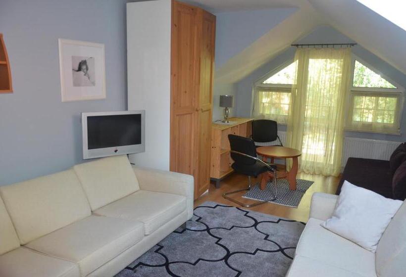 اتاق خانوادگی, Marta