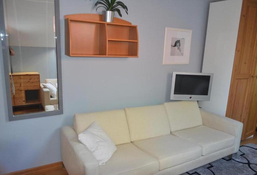 اتاق خانوادگی, Marta