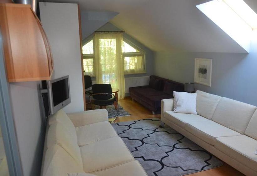 اتاق خانوادگی, Marta