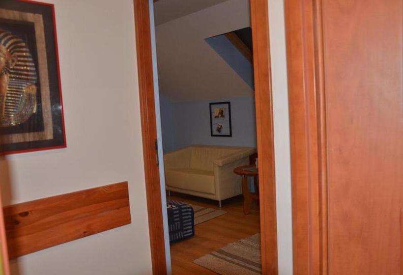 استودیو خانوادگی, Marta