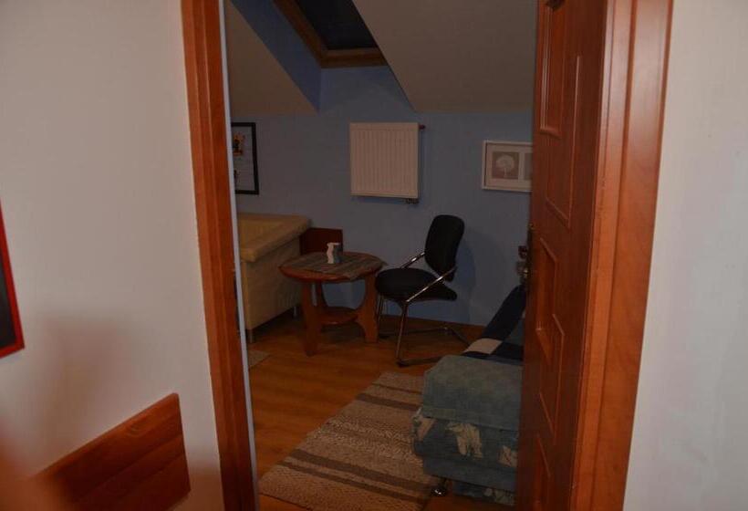 استودیو خانوادگی, Marta