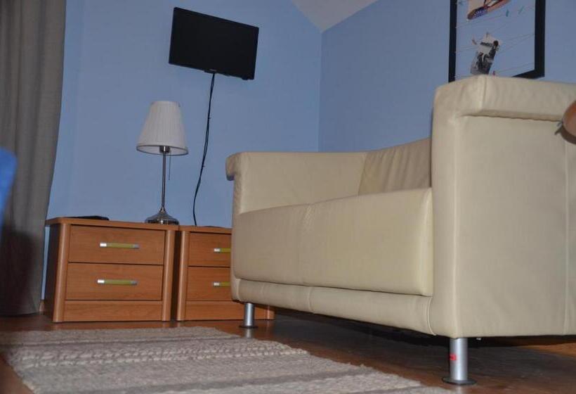 استودیو خانوادگی, Marta