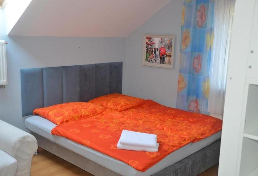 اتاق خانوادگی, Marta