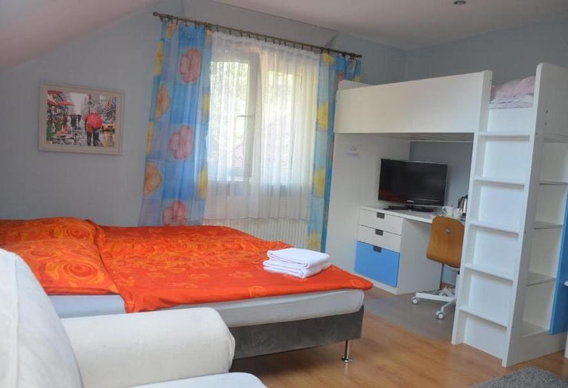 اتاق خانوادگی, Marta