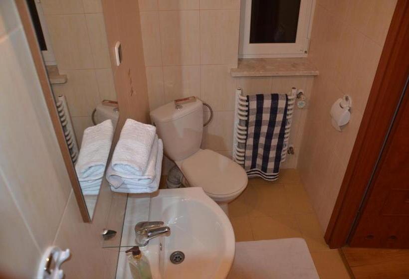 اتاق خانوادگی, Marta