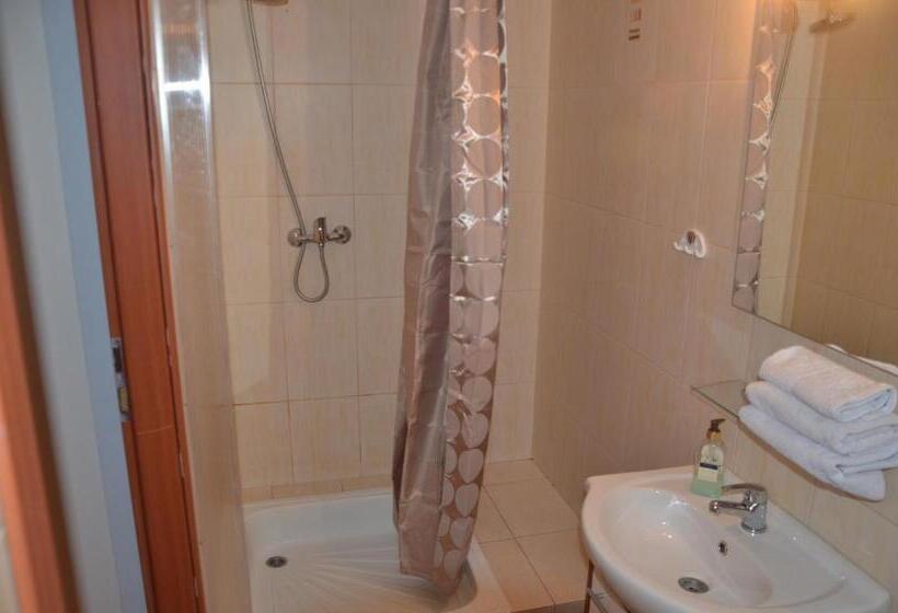 اتاق خانوادگی, Marta