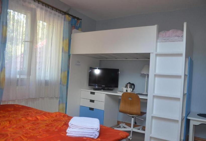 اتاق خانوادگی, Marta