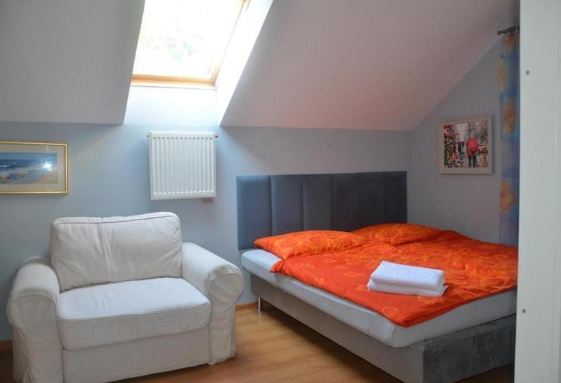 اتاق خانوادگی, Marta