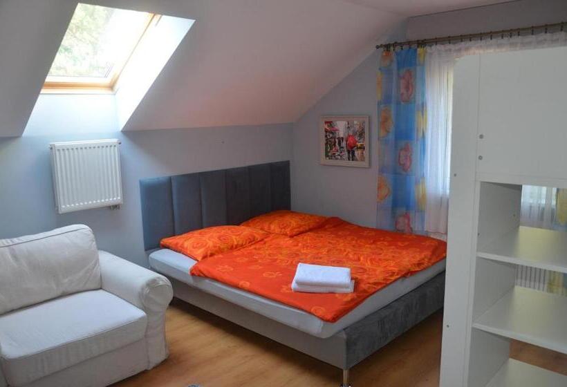 اتاق خانوادگی, Marta