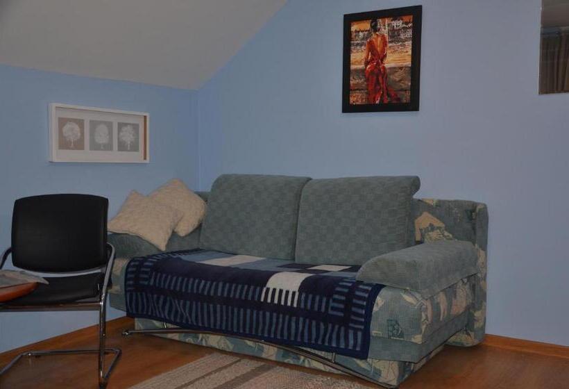 استودیو خانوادگی, Marta