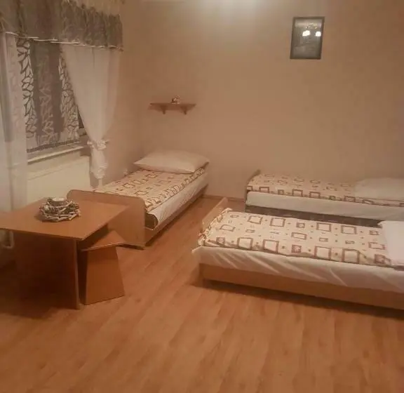 Standard Neljän Hengen Huone, Na Szlaku