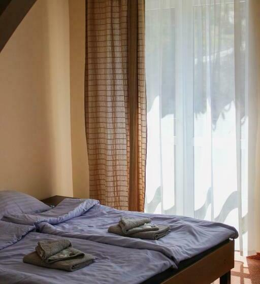 带阳台的三人标准间, Pensjonat 4 Pory Roku