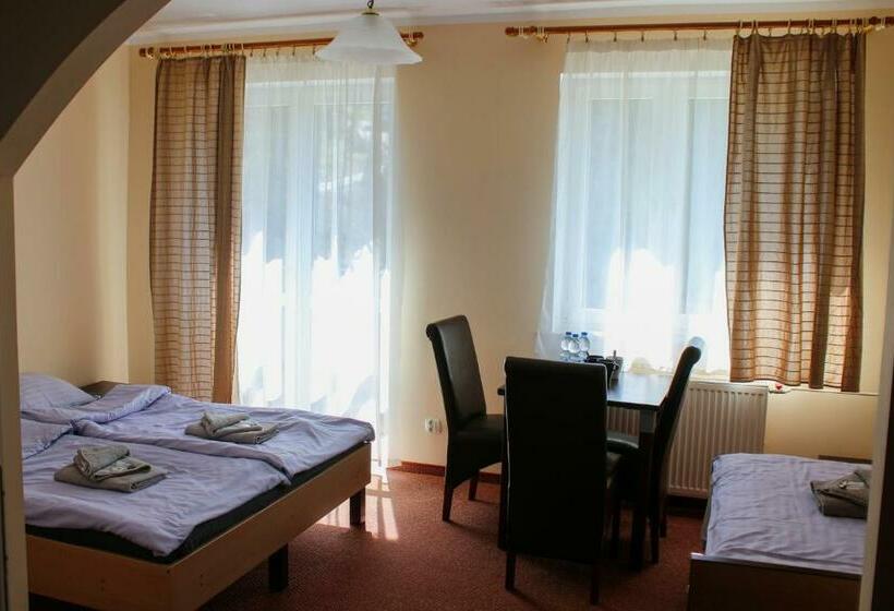 带阳台的三人标准间, Pensjonat 4 Pory Roku