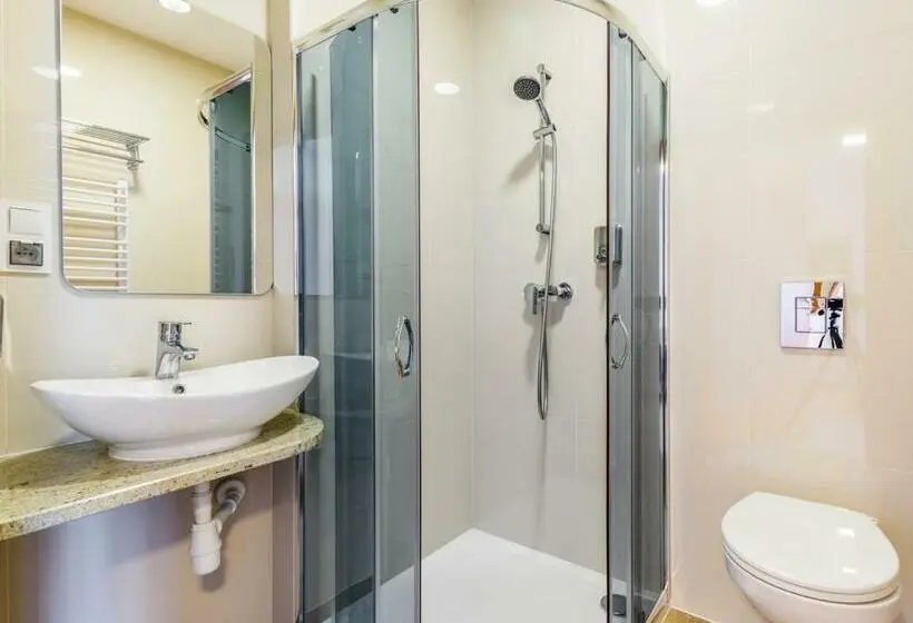 Deluxe Kolmen Hengen Huone, źródło Raduni