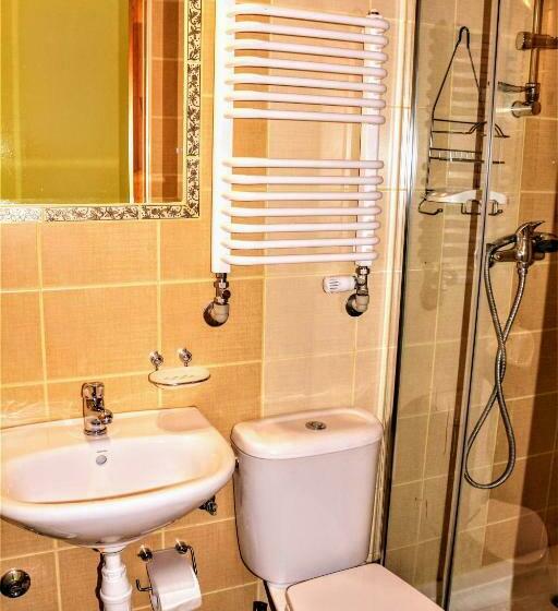 חדר סטנדרט לשלושה, Willa Wyrostek