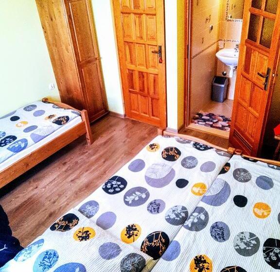 חדר סטנדרט לשלושה, Willa Wyrostek