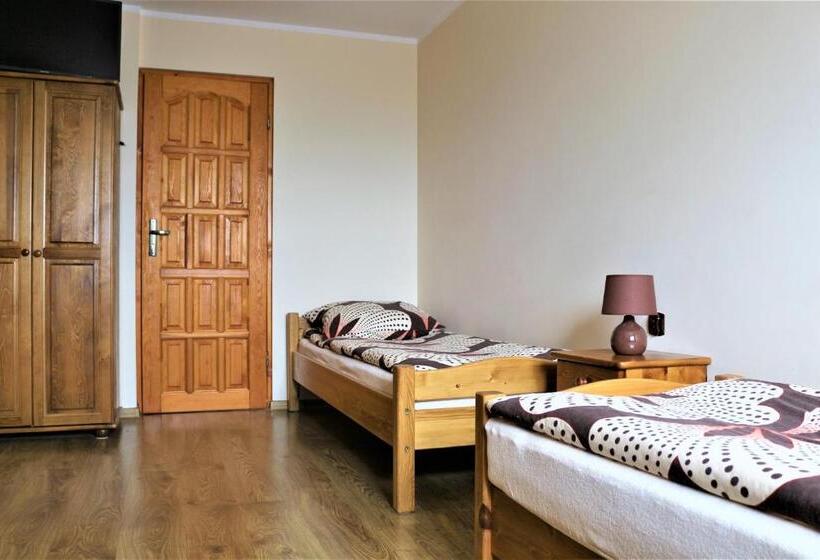 חדר סטנדרט לארבעה, Willa Wyrostek