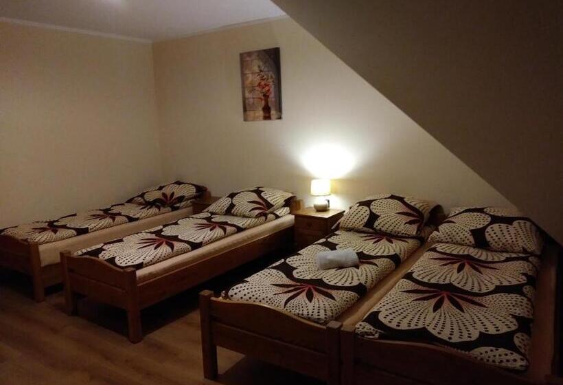 חדר סטנדרט לארבעה, Willa Wyrostek