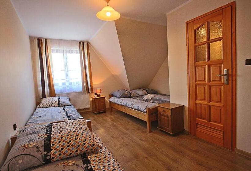 חדר סטנדרט לארבעה, Willa Wyrostek