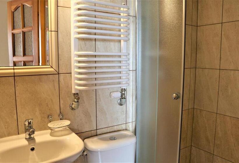 חדר סטנדרט לארבעה, Willa Wyrostek