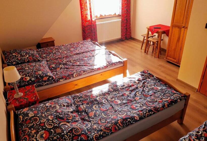 חדר סטנדרט לארבעה, Willa Wyrostek