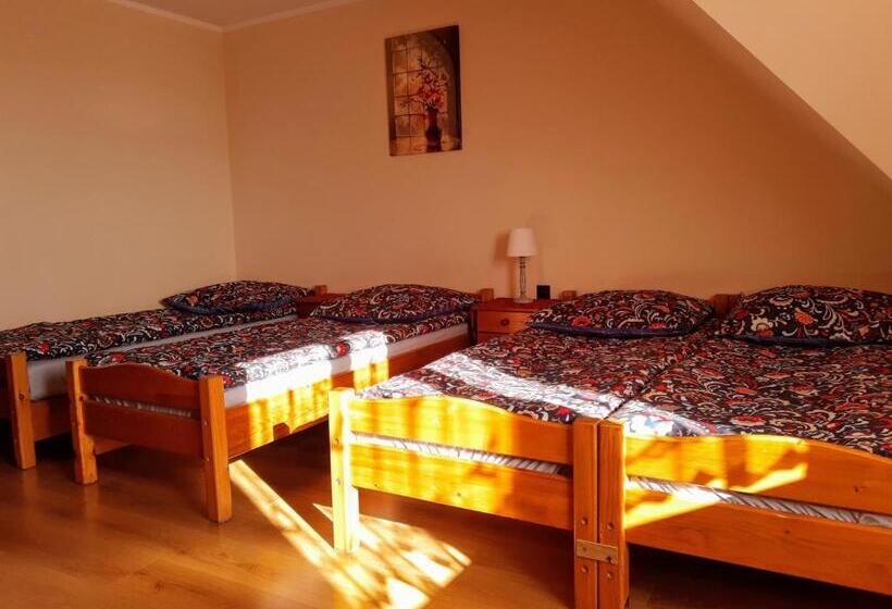 חדר סטנדרט לארבעה, Willa Wyrostek