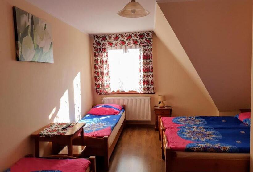 חדר סטנדרט לארבעה, Willa Wyrostek